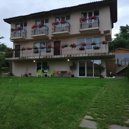 בית הארחה Miranis Houses *