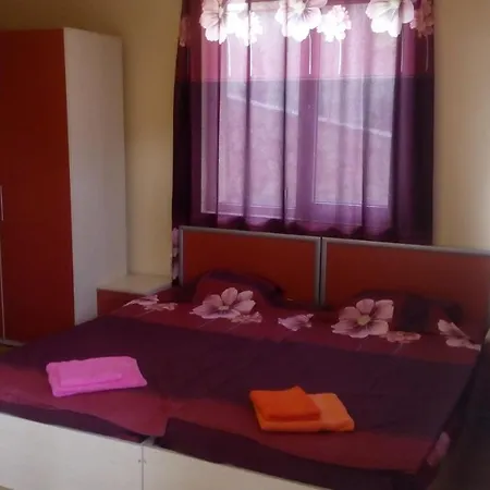 בית הארחה Miranis Houses *